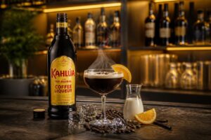 découvrez l'univers de la liqueur kahlua : histoire, saveurs et recettes de cocktails incontournables pour sublimer vos dégustations.